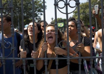 Estudiantes y empleados del Museo Nacional de Brasil protestan afuera del recinto el lunes 3 de septiembre de 2018, en Río de Janeiro, luego de un devastador incendio. Foto: Silvia Izquierdo / AP.