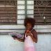 Una mujer usa su teléfono para navegar en internet en La Habana. Foto: Desmond Boylan / AP / Archivo.