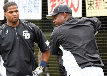 Dayán Viciedo ha recibido importantes consejos del estelar Omar Linares en Japón. Foto: Tomada de NPB