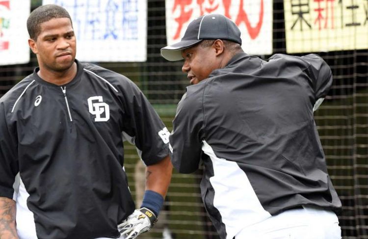 Dayán Viciedo ha recibido importantes consejos del estelar Omar Linares en Japón. Foto: Tomada de NPB