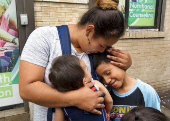 El 3 de agosto del 2018 de la hondureña Eilyn Carbajal con su hijo de 8 años Nahun Eduardo Puerto Pineda cuando fueron reunidos en el Centro Cayuga en Nueva York. Foto: Richard Drew/AP.