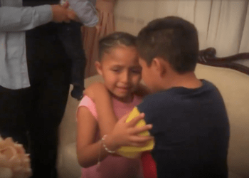 Dos niños se abrazan llorando al creerse invisibles. Fotograma de un video en youtube publicado por TheChallenge MX