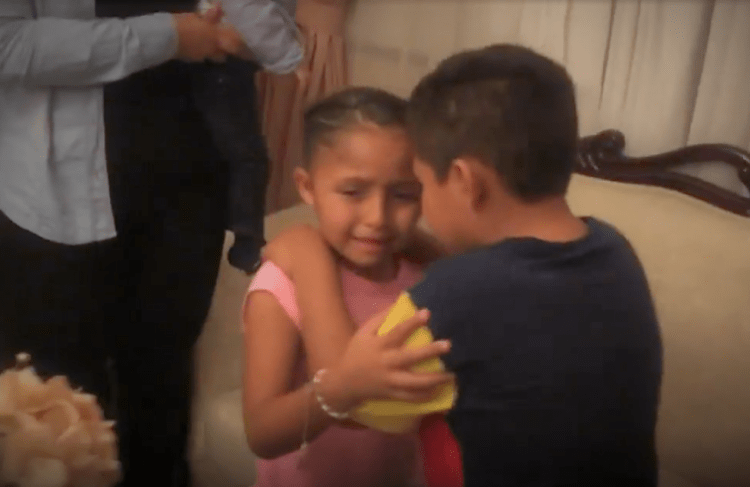 Dos niños se abrazan llorando al creerse invisibles. Fotograma de un video en youtube publicado por TheChallenge MX