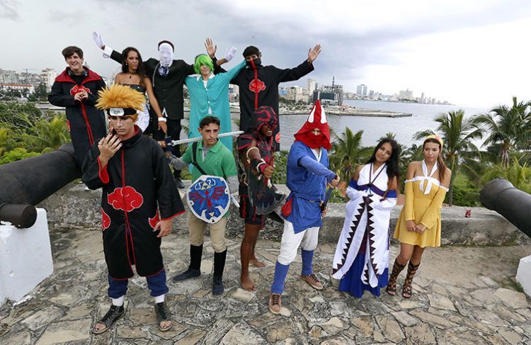 Jóvenes cubanos disfrazados comos de personajes de los animes japoneses este domingo de septiembre del 2018, en La Habana, Cuba. Foto: Ernesto Mastrascusa / EFE.