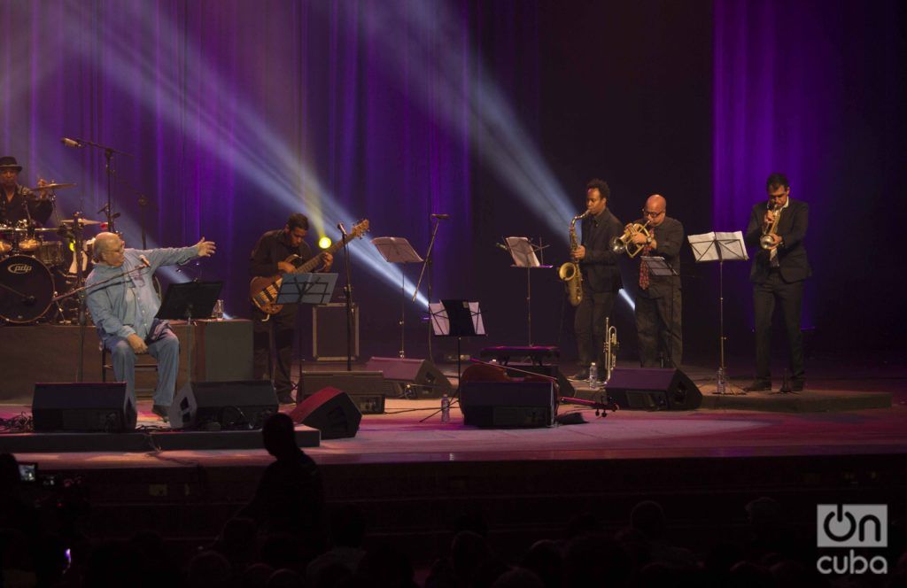 Acompañado de su formato actual, integrado por Sergio Félix Raveiro “El indio” en el bajo, Miguel Núnez al piano, y Osmani Sánchez en la percusión, Milanés interpretó clásicos de su repertorio con nuevos arreglos.