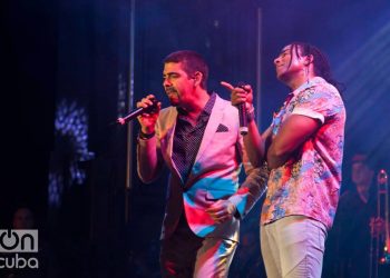 Roldán (izq) y Yotuel, durante el concierto de Orishas en el Festival Havana World Music en marzo de 2018. Foto: Claudio Pelaez Sordo.