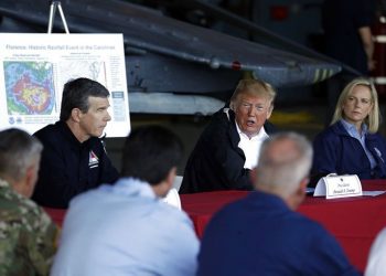 El presidente Donald Trump hace declaraciones en un hangar en la estación aérea Cherry Point del Cuerpo de Infantería de Marina de Estados Unidos en Havelock, Carolina del Norte, el miércoles 19 de septiembre de 2018. Le acompañan el gobernador de Carolina del Norte, Roy Cooper, a la izquierda, y la secretaria de Seguridad Nacional, Kirstjen Nielsen, a la derecha. Foto: Evan Vucci / AP.