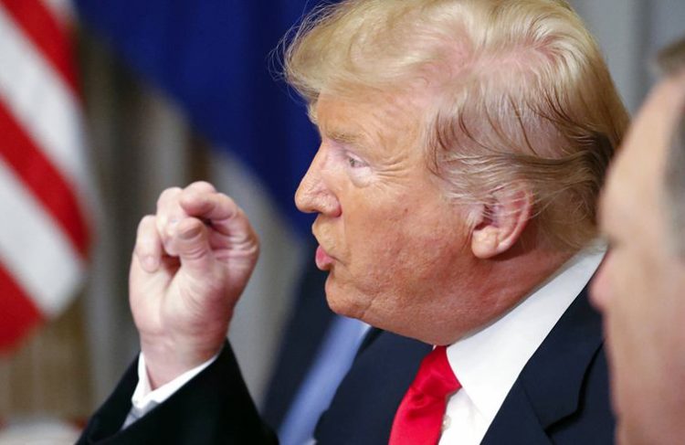 El presidente de Estados Unidos, Donald Trump, durante su encuentro con el secretario general de la OTAN, Jens Stoltenberg, en un desayuno de trabajo, este 11 de julio de 2018 en Bruselas. Foto: Pablo Martinez Monsivais / AP.