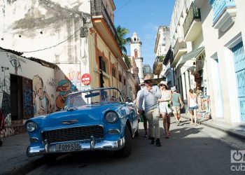 Turistas en la Habana Vieja. Foto. Otmaro Rodíguez.