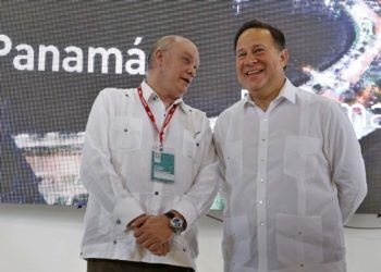 El presidente panameño, Juan Carlos Varela (d), y el ministro del Comercio Exterior de Cuba, Rodrigo Malmierca (i), durante la inauguración del pabellón de Panamá el martes 30 de octubre del 2018, en el segundo día de la 36 Feria Internacional de La Habana Fihav 2018. Foto: Ernesto Mastrascusa / EFE.