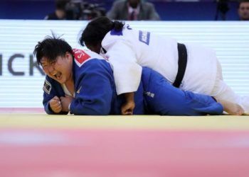Idalis Ortiz intentó sin suerte marcar frente a la japonesa Sarah Asahina en la final del Mundial de Bakú. Foto: EFE/ Zurab Kurtsikidze