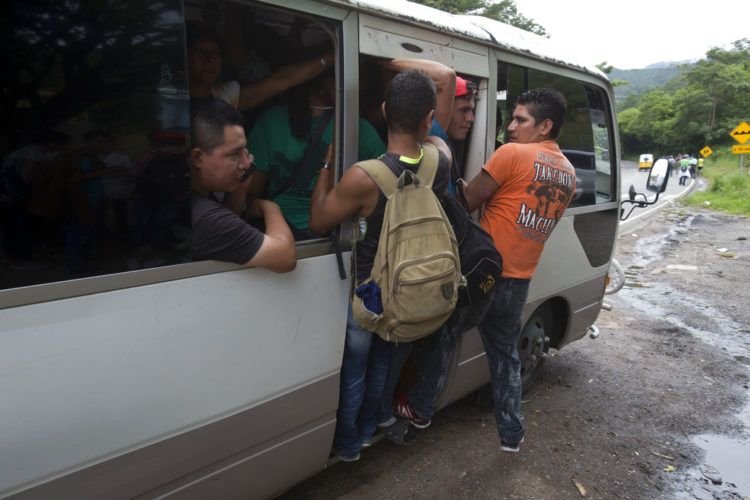 Migrantes hondureños consiguen un transporte en su viaje a pie hacia Estados Unidos, en Chiquimula, Guatemala, el 16 de octubre de 2018. Foto: Moisés Castillo / AP.