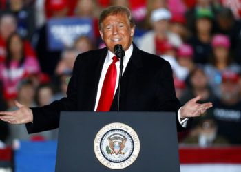 En esta imagen, tomada el 27 de octubre de 2018, el presidente de Estados Unidos, Donald Trump, interviene en un mítin en el aeropuerto del sur de Illinois, en Murphysboro, Illinois. Foto: Jeff Roberson / AP.