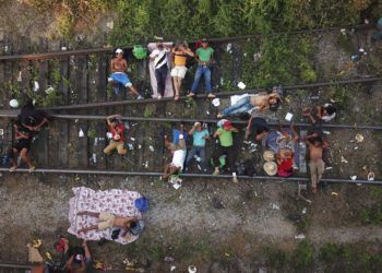 Migrantes de una caravana de centroamericanos que avanza lentamente hacia la frontera con Estados Unidos, sobre las vías del tren en Arriaga, México, el 26 de octubre de 2018. Foto: Rodrigo Abd / AP.