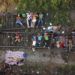 Migrantes de una caravana de centroamericanos que avanza lentamente hacia la frontera con Estados Unidos, sobre las vías del tren en Arriaga, México, el 26 de octubre de 2018. Foto: Rodrigo Abd / AP.