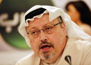 El periodista Jamal Khashoggi durante una conferencia de prensa en Manama, Bahréin. Foto: Hasan Jamali/AP.