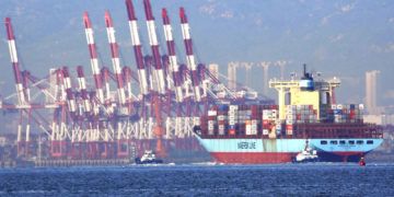 Remolcadores mueven un barco con contenedores en el puerto de Qingdao, en la provincia de Shandong, en el este de China. Foto: Chinatopix via AP.