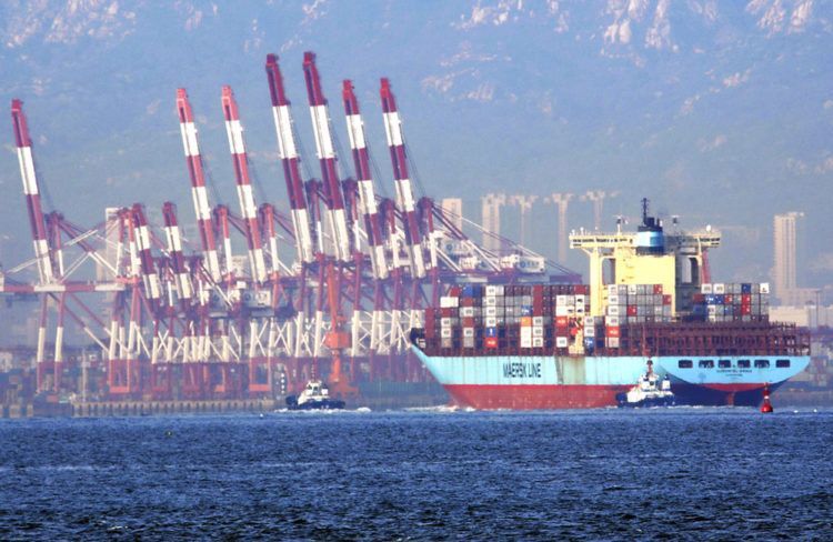 Remolcadores mueven un barco con contenedores en el puerto de Qingdao, en la provincia de Shandong, en el este de China. Foto: Chinatopix via AP.