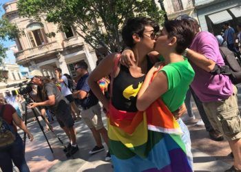 Besada pública por la diversidad y contra la discriminación en Prado, La Habana. Foto: Angela Laksmi.