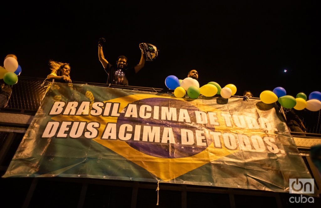 "Brasil encima de todos. Dios encima de todo". Foto: Nicolás Cabrera.