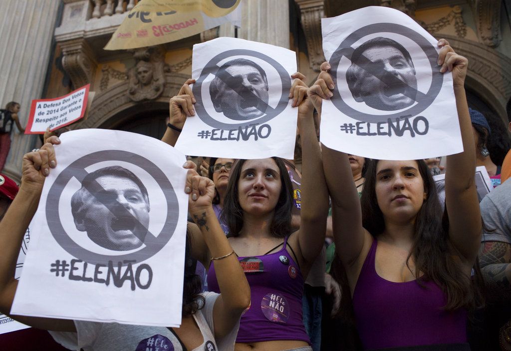 Mujeres muestran carteles con la frase "Él no" durante una protesta contra el candidato a la presidencia Jair Bolsonaro. Foto: Silvia Izquierdo/AP.