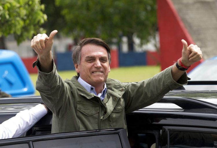 Jair Bolsonaro saluda tras votar en Río de Janeiro, durante la segunda vuelta de las elecciones en Brasil, el domingo 28 de octubre de 2018. Foto: Silvia Izquierdo / AP / Archivo.