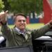 Jair Bolsonaro saluda tras votar en Río de Janeiro, durante la segunda vuelta de las elecciones en Brasil, el domingo 28 de octubre de 2018. Foto: Silvia Izquierdo / AP / Archivo.