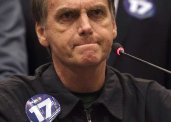 El candidato presidencial brasileño Jair Bolsonaro, del derechista Partido Social Liberal, durante una conferencia de prensa el jueves 11 de octubre de 2018 en Río de Janeiro. Foto: Leo Correa / AP.