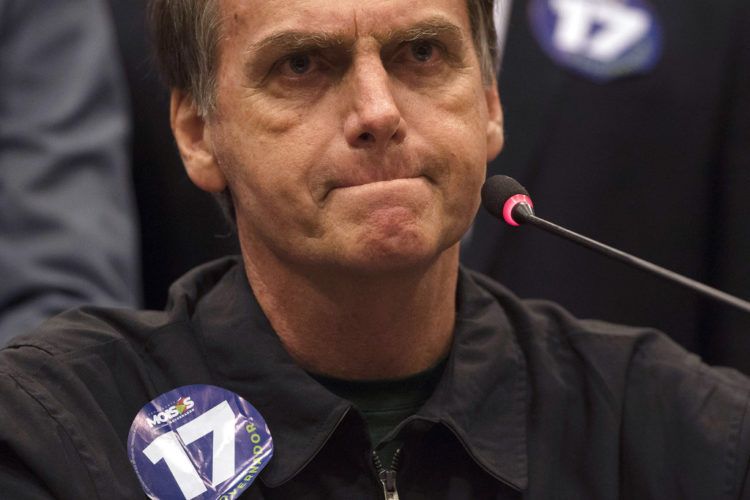 El candidato presidencial brasileño Jair Bolsonaro, del derechista Partido Social Liberal, durante una conferencia de prensa el jueves 11 de octubre de 2018 en Río de Janeiro. Foto: Leo Correa / AP.