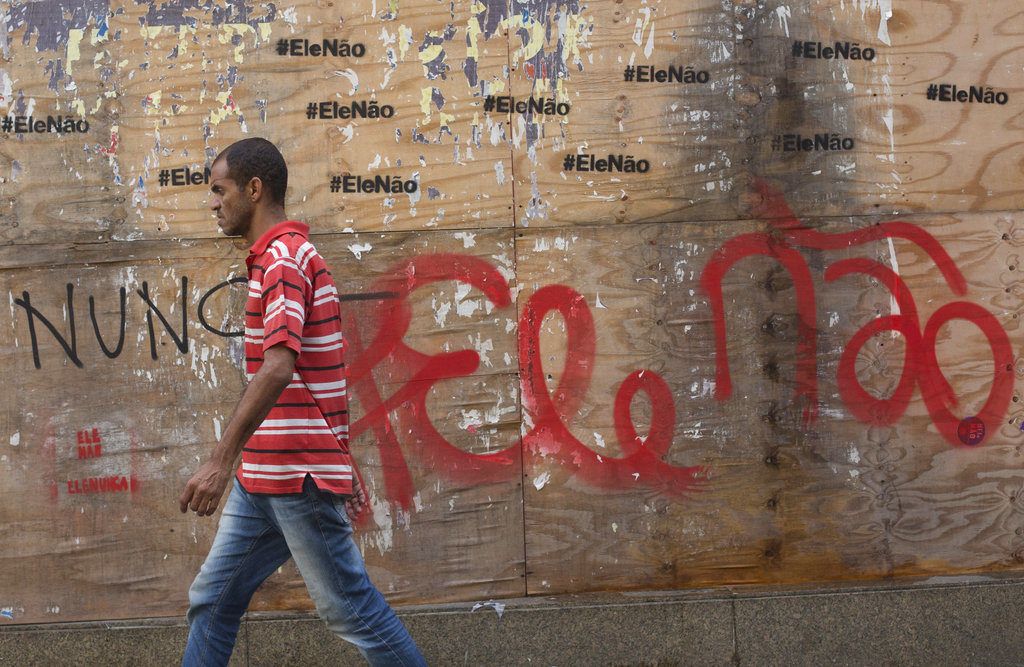 Pintadas en contra de Bolsonaro en las calles de Sao Paulo. Foto: AP.