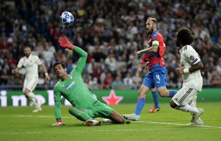 El defensa del Real Madrid, el brasileño Marcelo, derecha, levanta el balón y anota un gol durante el partido del Grupo G de la Liga de Campeones contra el Victoria Plzen en el estadio Santiago Bernabéu, en Madrid, España, el martes 23 de octubre de 2018. (AP Foto/Manú Fernández)