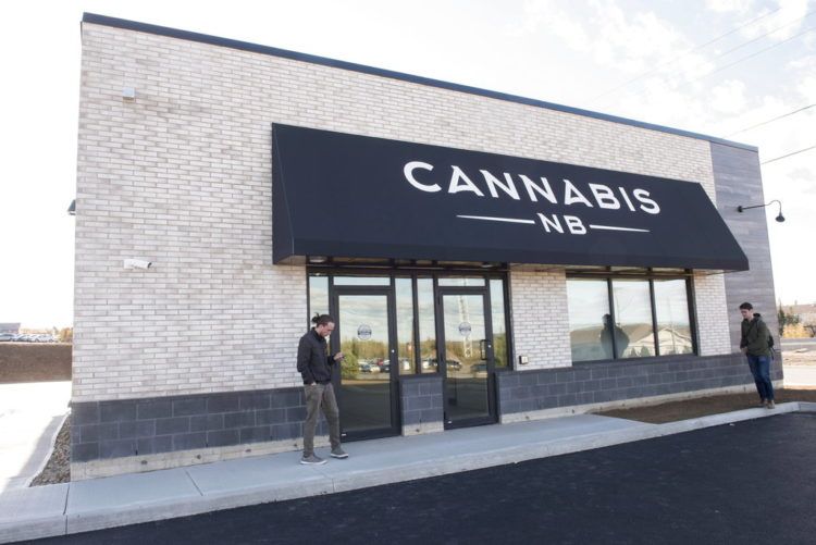 El exterior de la tienda Cannabis NB en Fredericton, New Brunswick, Canadá, el martes 16 de octubre de 2018. (Stephen MacGillivray/The Canadian Press via AP)