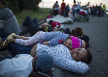 Migrantes centroamericanos descansan durante su viaje por México, rumbo a los EE.UU., el 29 de octubre de 2018. Foto: Rodrigo Abd / AP.