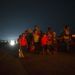 Una familia camina junto a otros migrantes centroamericanos en una caravana de miles de personas que lentamente se dirige a la frontera entre México y Estados Unidos, en las afueras de Arriaga, México, antes del amanecer del sábado 27 de 2018. (AP Foto/Rodrigo Abd)