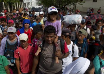 Los migrantes hondureños que intentan llegar a Estados Unidos comienzan su día saliendo de Chiquimula, Guatemala, el miércoles 17 de octubre de 2018.  (AP Foto / Moises Castillo)