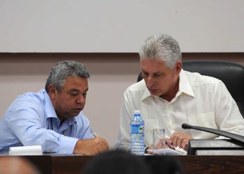 Ulises Guilarte de Nacimiento junto a Miguel Díaz-Canel durante la Conferencia del Sindicato Nacional de Trabajadores de la Cultura. Foto: Omara García/ACN.