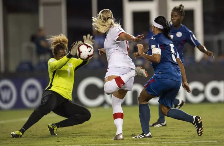 La selección cubana de fútbol femenino (de azul) fue goleada por Canadá en el Premundial de la Concacaf que se desarrolla en Estados Unidos. Foto: concacaf.com