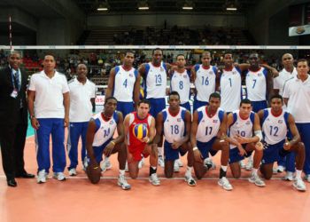 Los 12 jugadores, junto al colectivo técnico, que defendieron los colores de Cuba y ganaron plata en el Mundial de Voleibol del 2010. Foto: FIVB