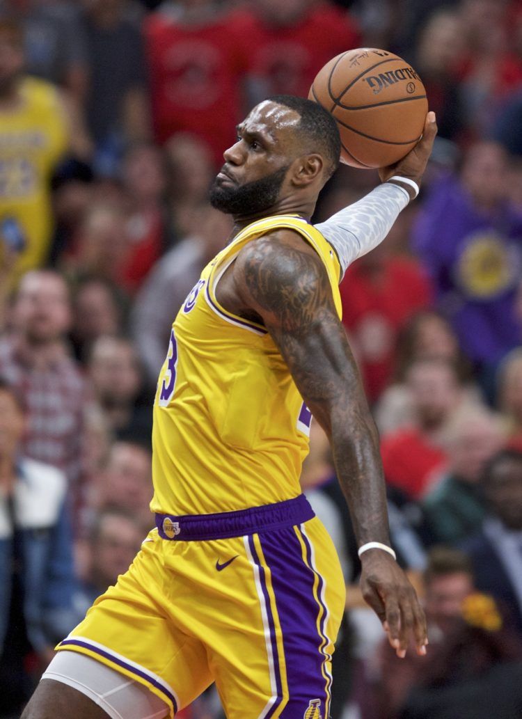 LeBron James, de los Lakers de Los Ángeles, se prepara par encestar un mate durante la primera parte del juego de la NBA que enfrentó a su equipo con los Trail Blazers de Portland, el 18 de octubre de 2018 en Portland, Oregon. (AP Foto/Craig Mitchelldyer)