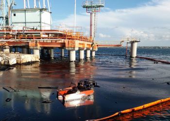 Derrame de petróleo en la bahía de Matanzas, el 4 de octubre de 2018. Foto: TV Yumurí.