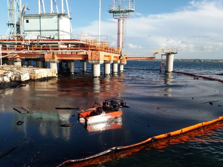 Derrame en la bahía de Matanzas. Foto: TV Yumurí.