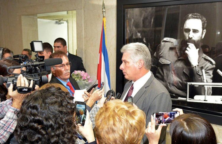 Miguel Díaz-Canel habla con la prensa cubana sobre su viaje a Nueva York. Foto: Estudios Revolución.