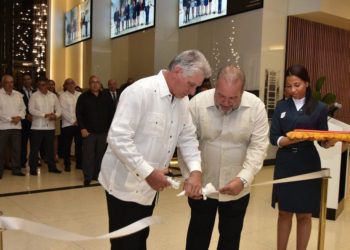 El presidente Miguel Díaz-Canel (izq) corta junto al ministro cubano de Turismo, Manuel Marrero, la cinta blanca para inaugurar oficialmente este 13 de octubre de 2018 el Hotel Iberostar Grand Packard en La Habana. Foto: Estudios Revolución / Juventud Rebelde.