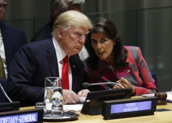 El presidente Donald Trump habla con Nikki Haley, todavía embajadora de EEUU ante la ONU, durante la Asamble General de Naciones Unidas, el lunes 24 de septiembre del 2018. Foto: Evan Vucci / AP.