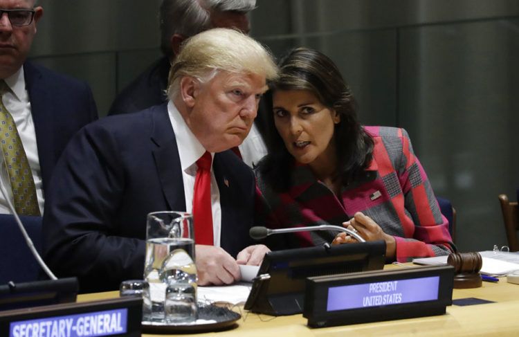 El presidente Donald Trump habla con Nikki Haley, todavía embajadora de EEUU ante la ONU, durante la Asamble General de Naciones Unidas, el lunes 24 de septiembre del 2018. Foto: Evan Vucci / AP.