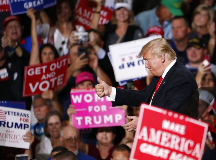 Donald Trump en un mitin de campaña el viernes 19 de octubre de 2018 en Mesa, Arizona. Foto: Matt York / AP.