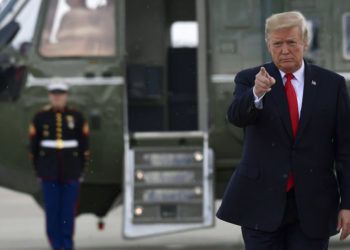 El presidente Donald Trump camina en la Base de la Fuerza Aérea Andrews en Maryland, este 9 de octubre de 2018. Trump planea permitir la venta de gasolina con mezclas más altas de etanol durante todo el año. Foto: Susan Walsh / AP.