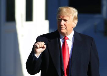 El presidente Donald Trump se retira de la Casa Blanca en Washington, el jueves 18 de octubre de 2018, para acudir a actos políticos en Montana, Arizona y Nevada. (AP Foto/Manuel Balce Ceneta)