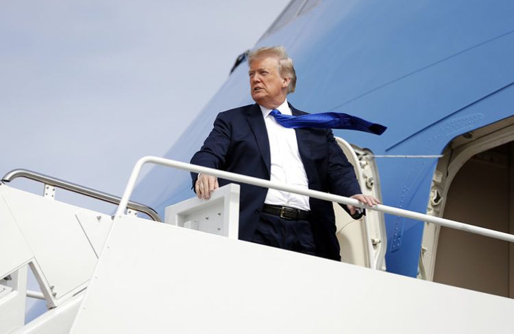 El presidente Donald Trump aborda el avión presidencial en la Base de la Fuerza Aérea Andrews, el martes 2 de octubre de 2018, en Maryland. Foto: Evan Vucci / AP.