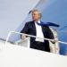 El presidente Donald Trump aborda el avión presidencial en la Base de la Fuerza Aérea Andrews, el martes 2 de octubre de 2018, en Maryland. Foto: Evan Vucci / AP.